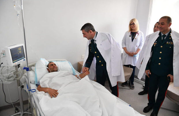 Elçin Quliyev yaralı hərbçimizi ziyarət etdi – FOTO