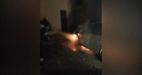 Sumqayıtda minik avtomobili yandı – VİDEO
