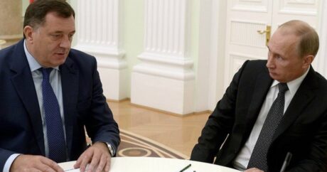 “Bu, bizim adətimizdir”: Serb Respublikasının prezidenti Putinin verdiyi ordeni belə YUDU – VİDEO