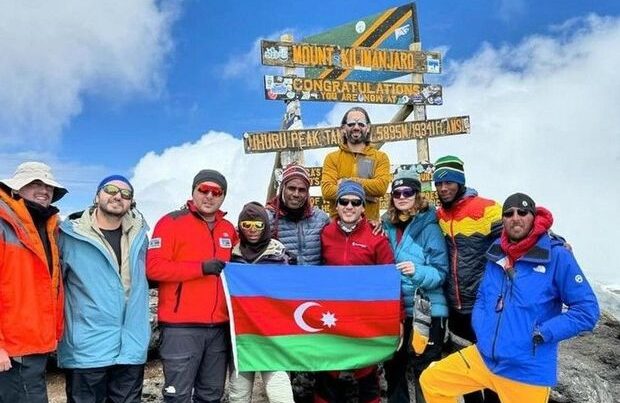 Azərbaycanlı alpinistlər Kilimancaro zirvəsini fəth ediblər