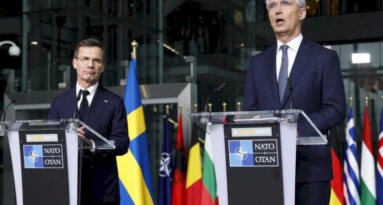 NATO qərargahında artıq İsveç bayrağı dalğalanır