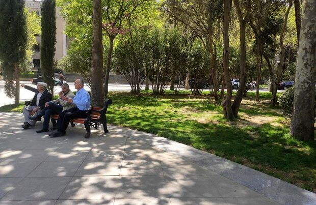 Elmlər Akademiyasının qarşısındakı parkda oturacaqlar niyə yoxa çıxıb? – AÇIQLAMA + FOTO