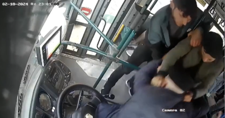 Bakıda sərnişin yaşlı avtobus sürücüsünü döydü – VİDEO