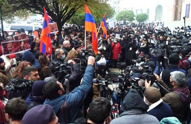 Ermənistanda hərbçilər etiraz aksiyalarına qatıldı – Müdafiə Nazirliyindən XƏBƏRDARLIQ