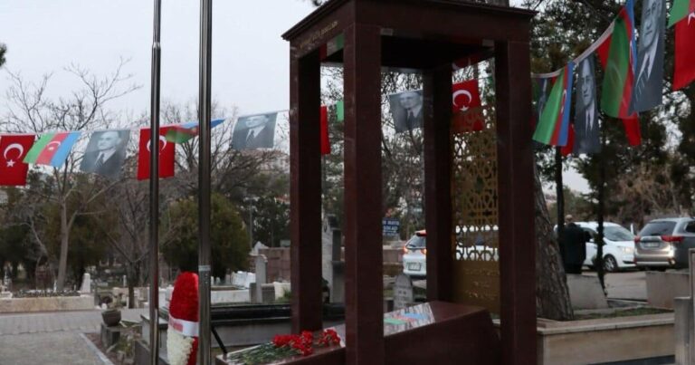 Ərdoğanın baş müşaviri Rəsulzadənin məzarı üzərində – FOTO