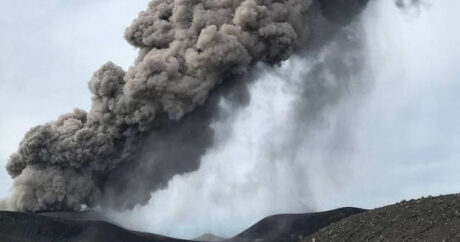 Kuril adalarında Ebeko vulkanı 2,5 km hündürlüyə kül atıb – FOTO