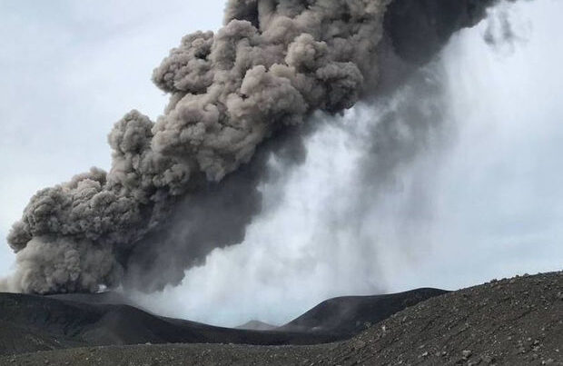 Kuril adalarında Ebeko vulkanı 2,5 km hündürlüyə kül atıb – FOTO
