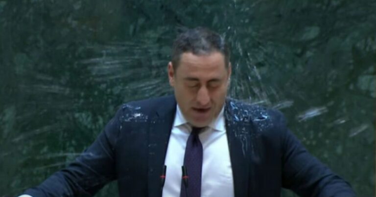 Gürcüstan parlamentində deputatın üzərinə su tökdülər