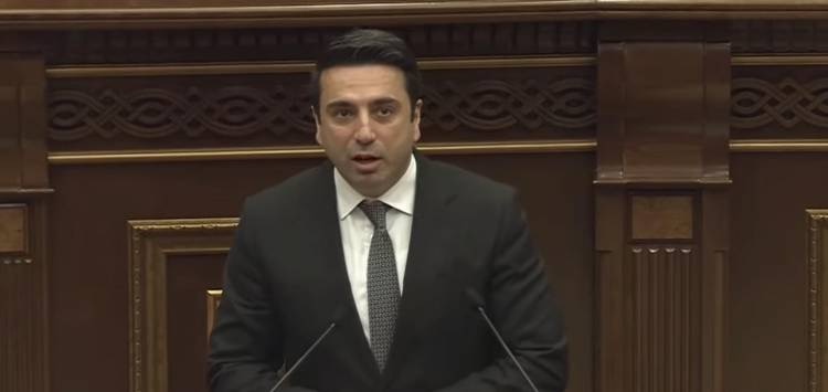 Ermənistanda müxalifət deputatlar Simonyana ETİRAZ: İclas zalını tərk etdilər