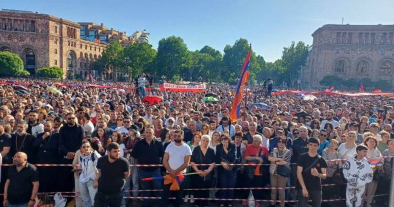 “Dəyişiklik vaxtıdır” – İrəvanda minlərlə etirazçı meydana toplaşıb