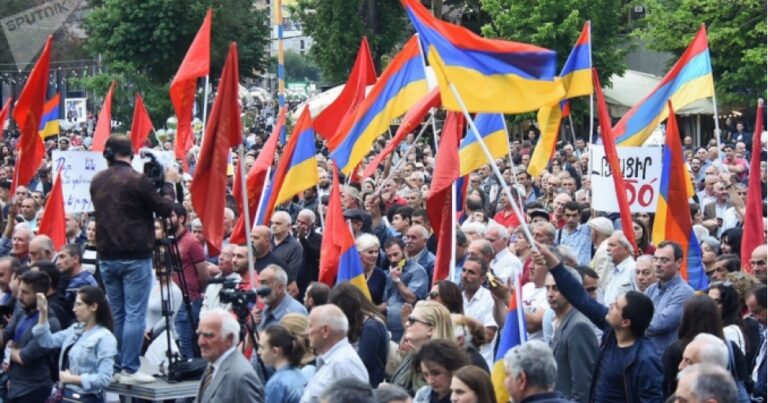 Ermənistanı bürüyən mitinq DALĞASI: Paşinyana qarşı aksiyaların arxasında hansı qüvvə dayanır?