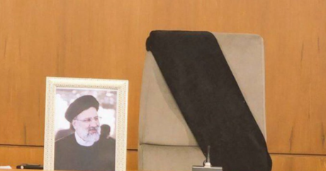 İran hökumətinin iclasında Rəisinin masası diqqət çəkdi