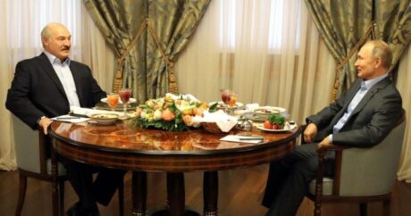 Lukaşenko Putinə şəxsən yemək hazırladı