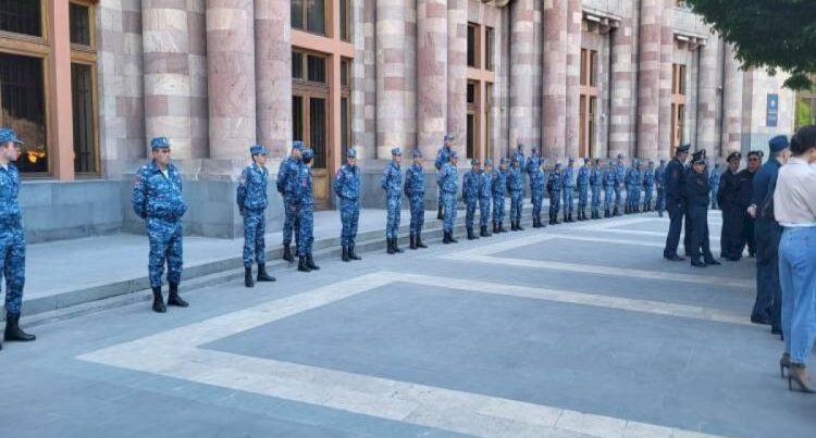 Ermənistan polisi hökumət binasını mühasirəyə aldı