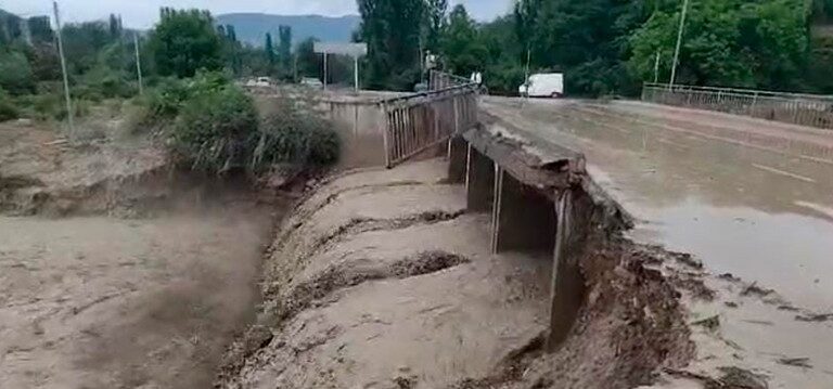 Qubada çay daşdı, kəndi su basdı – FOTO