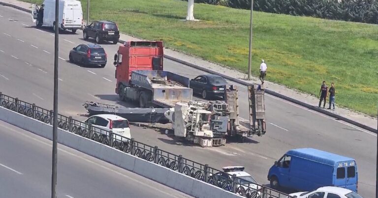 Bakıda yük avtomobilinin üzərindəki texnika yola düşüb