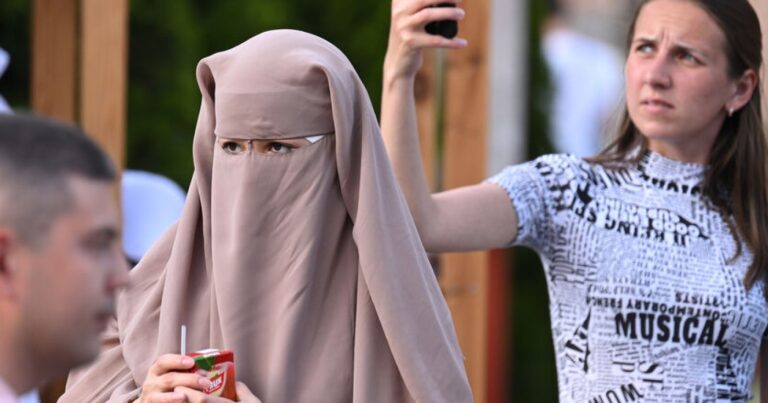 Dağıstanda niqab taxmaq qadağan edildi