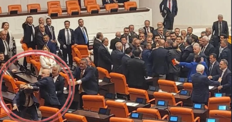 Türkiyə parlamentində yenə yumruqlar “danışdı”: Deputatlar əlbəyaxa oldular- VİDEO
