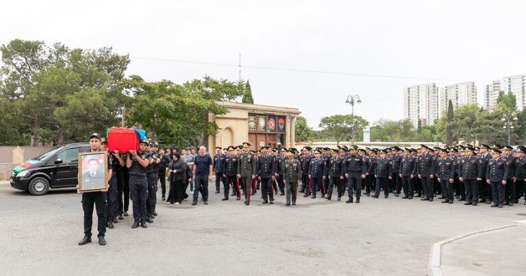 Vilayət Eyvazov qətlə yetirilən polislə vida mərasiminə qatıldı