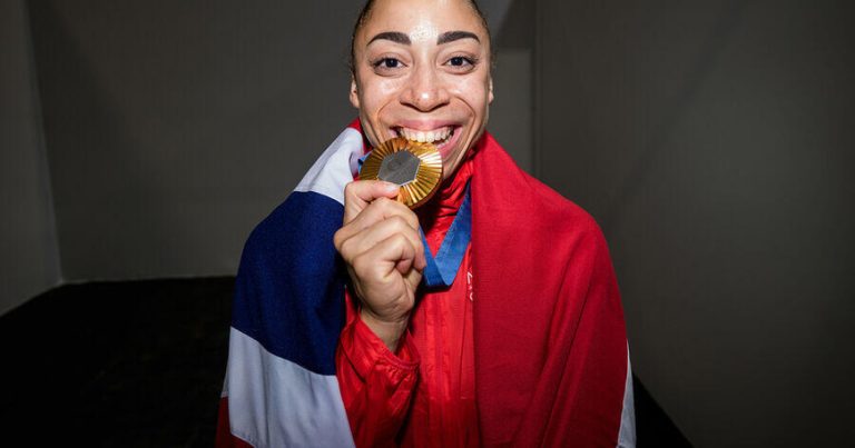 Olimpiya çempionu medalını satır