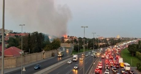 Bakıda yanğına baxan sürücülər tıxac yaradır – FOTO