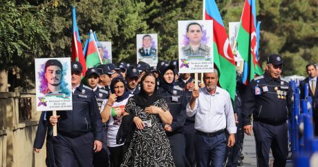 Azərbaycan vətəndaşları Vətən Müharibəsi şəhidlərini yad edir – FOTOLAR