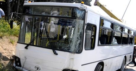 Bakıda sərnişin avtobusu qəza törətdi: Ölən var