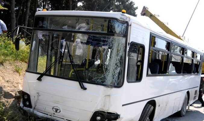 Bakıda sərnişin avtobusu qəza törətdi: Ölən var