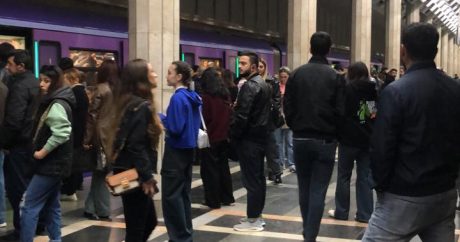 Bakı metrosunda problem: Sərnişinlər qatarlardan düşürüldü – FOTO/YENİLƏNDİ