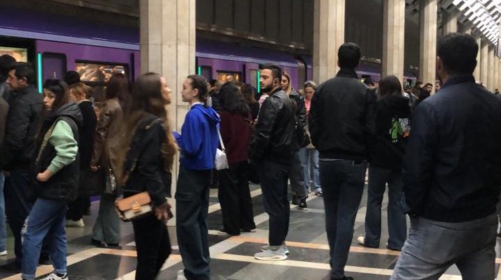 Bakı metrosunda problem: Sərnişinlər qatarlardan düşürüldü – FOTO/YENİLƏNDİ