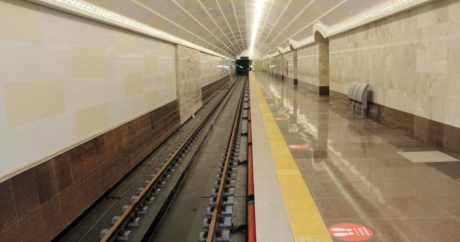 Metroda relslərə əşya atmağa görə cərimə artırılır