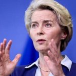 Leyen təyyarədə sərnişini ölümdən qurtardı