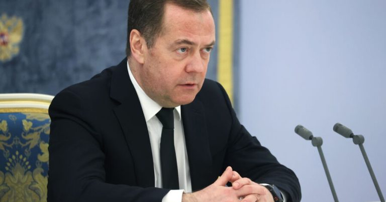 Medvedev Cənubi Koreya prezidentinin istefasını tələb etdi