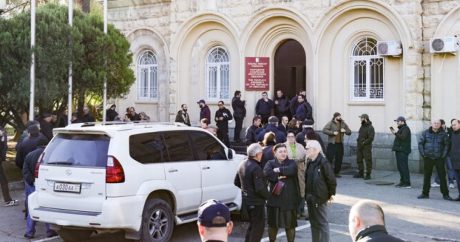 Abxaziyada parlament binası yaxınlığında atışma – Deputatlar yaralandı