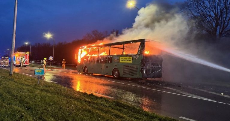 Məktəb avtobusu yolda ALIŞDI – FOTO