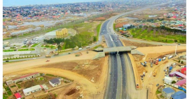 Bakının Kürdəxanı qəsəbəsində yeni yol qovşağı inşa edilir