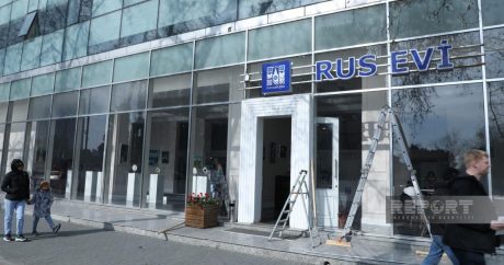 “Rus evi”nin yerləşdiyi binadakı lövhə və yazılar sökülür – FOTOLAR