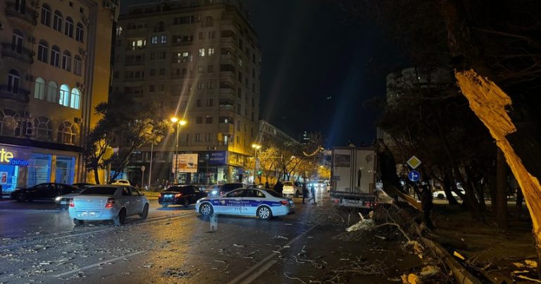 Yasamalda yük avtomobilinin ağaca dəyməsi nəticəsində sıxlıq yarandı