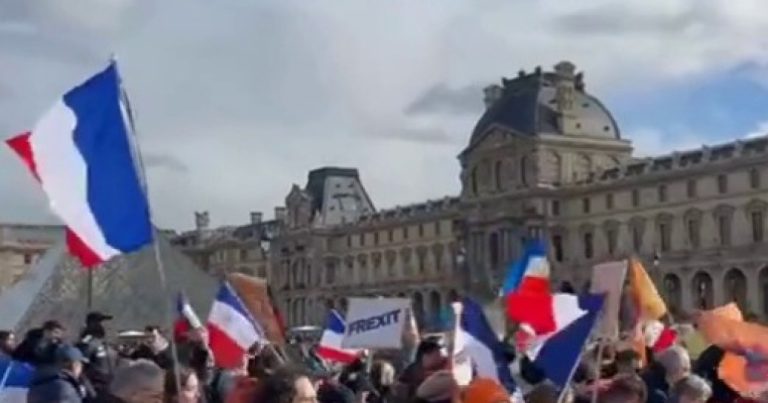 Paris əhalisi aksiya keçirdi