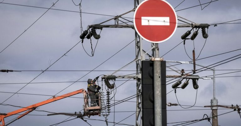 Bu ölkə Rusiya ilə elektrik xətlərini sökməyə başlayıb