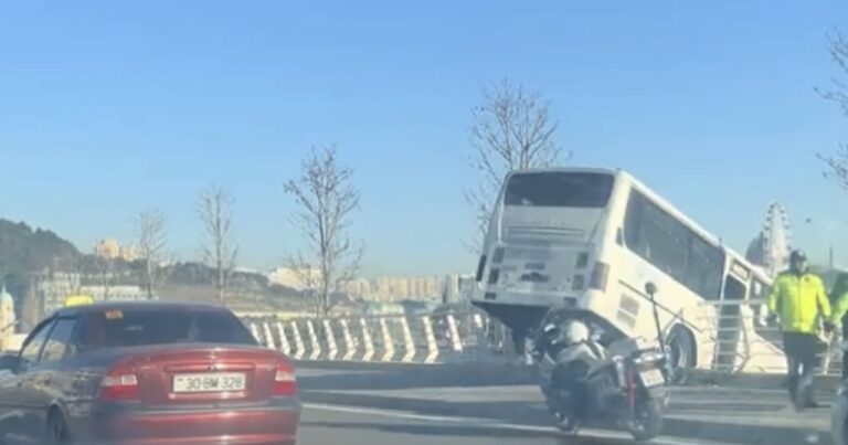 Bakıda sərnişin avtobusu qəzaya uğradı